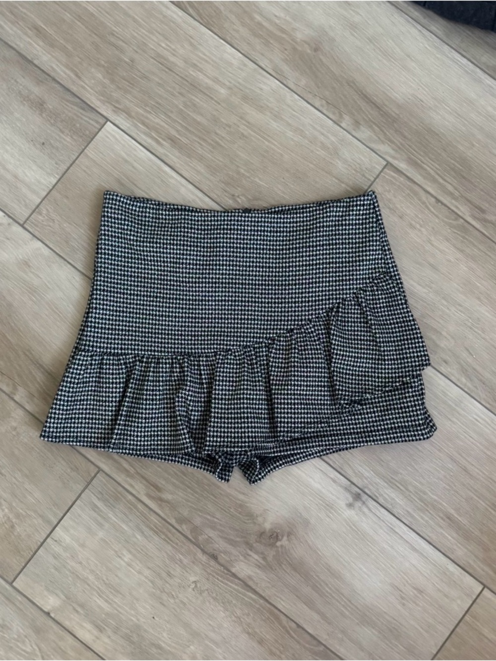High-Waist Black & White Houndstooth Ruffle Skort